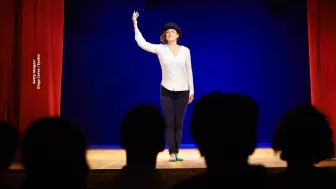 De verdad podría hacer teatro, sus gestos son engañosos, tiene talento.