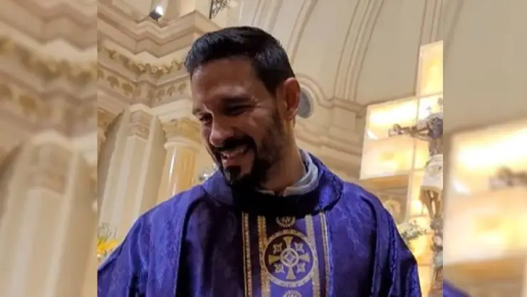 Sacerdote de Perú se viraliza por guapo, los feligreses abarrotan sus misas.jpg