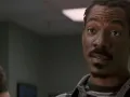 Te contamos por qué a Eddie Murphy lo atraparon con una chica trans y qué hacía con ella. (Escenas de la película ‘El negociador’ por Azteca 7)