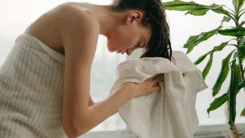 Este es el error de secarte el cabello con una toalla que arruina tu melena