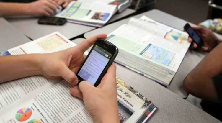 UNAM no prohibirá el uso de celulares en los salones