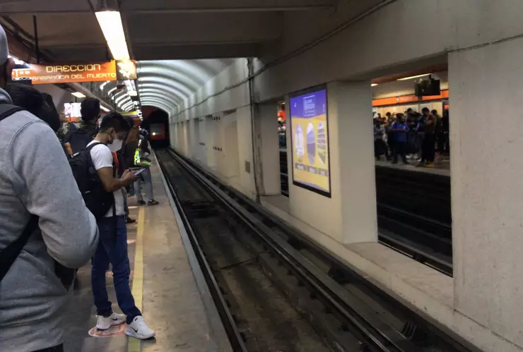 metro-cdmx-hombre-vias-línea-7