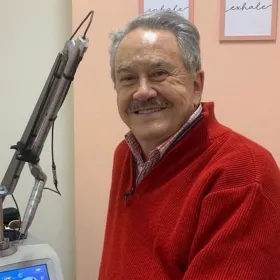 Pedro Sola informa que se rompió el parabrisas del avión en el que se viajaba a Corea