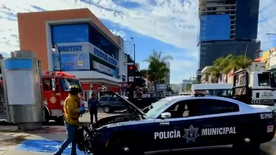 Patrulla Municipal Se Consume en Llamas en Pleno Centro de Tijuana