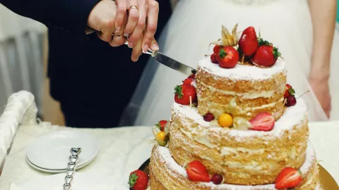 49 ideas de pastel de bodas que puedes tomar como inspiración: desde sencillos hasta muy elaborados.