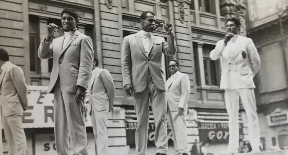 Medallistas olímpicos mexicanos en 1968.jpeg