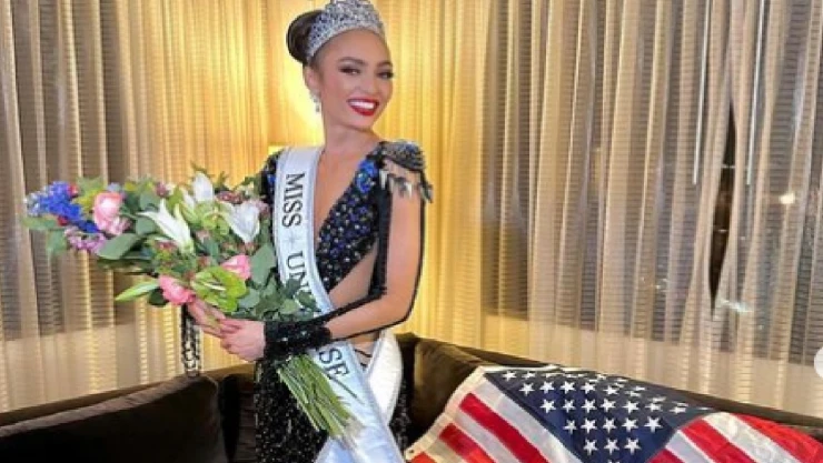 Miss Universo renuncia a la corona de Miss USA