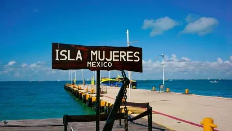 La Isla Mujeres, pueblo Mágico de Cancún, es perfecta para quienes buscan un retiro tranquilo.