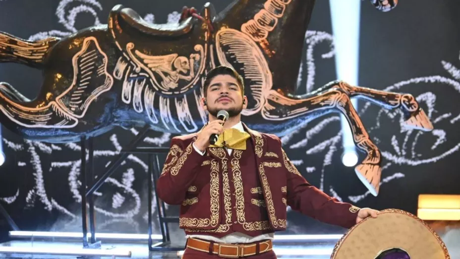 cristian salguero canta el rey en el noveno concierto de la academia