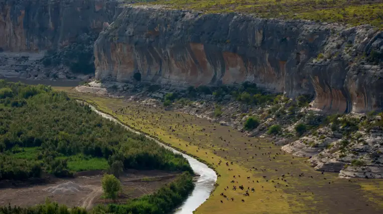 Vista aérea del río Bravo en la frontera entre EU y México.