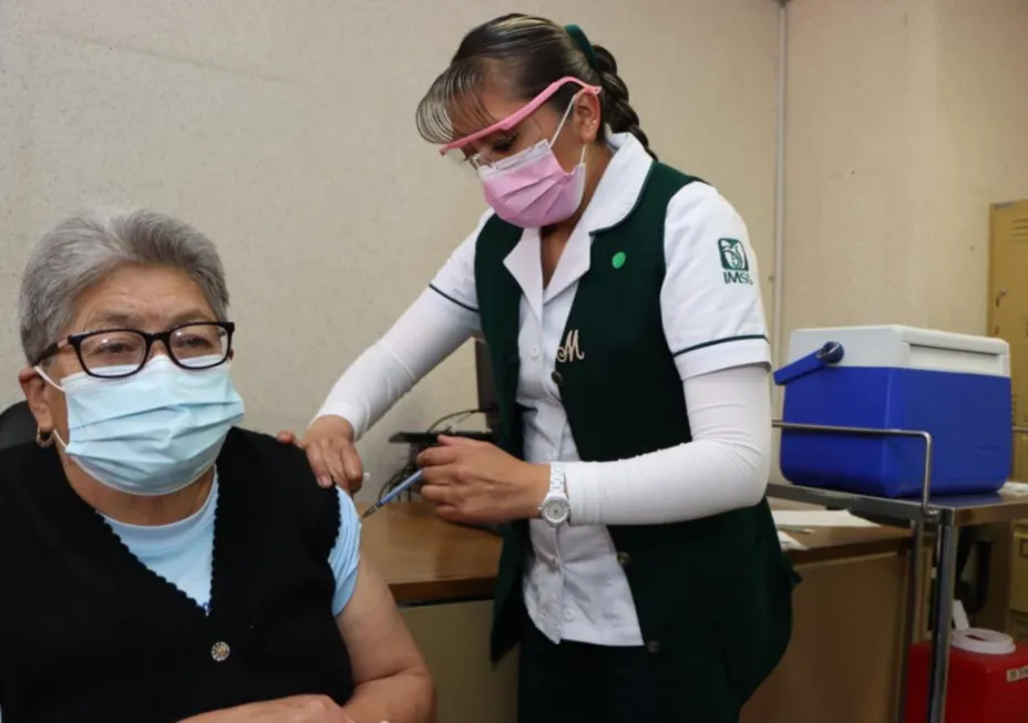 Vacuna abuelita IMSS.jpeg