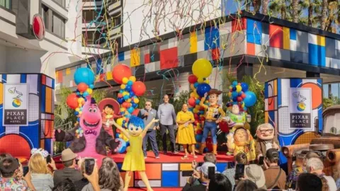 Un bebé se hizo viral por su emotivo encuentro con sus personajes favoritos de Disney