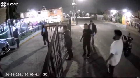 VIDEO: Sujetos disparan contra una casa y sus habitantes los desarman y los someten en Coacalco