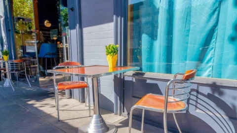 Por qué cierran los restaurantes en California