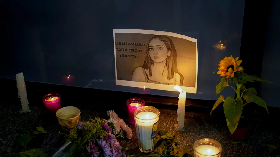 Velas y flores rodean una imagen de Debanhi Escobar.