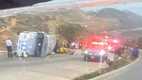 Camión vuelca hoy, 28 de agosto, en el Bulevar 2000, a la altura del Fraccionamiento Delicias III
