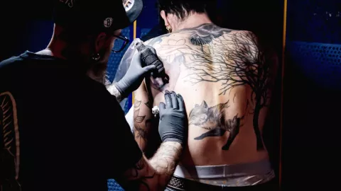 Estas son las zonas del cuerpo que no deberías tatuarte nunca, según artistas