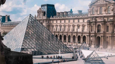 museo del Louvre covid-19.jpg