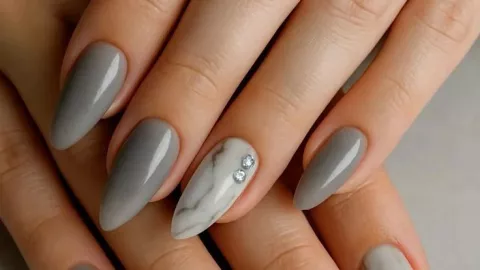 9 diseños de uñas grises que puedes usar para la oficina o cualquier ocasión