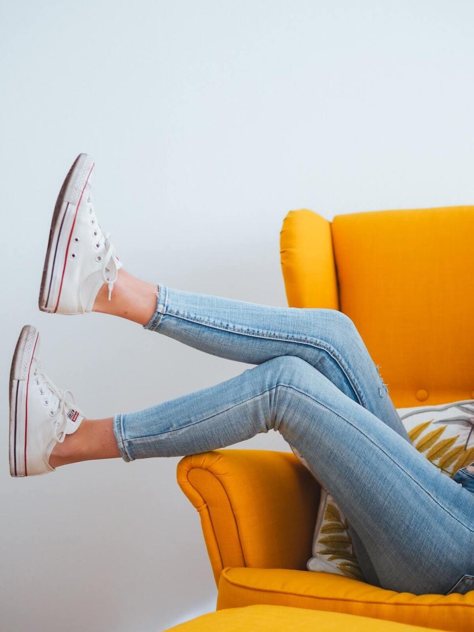 mujer sentada en sillon con skinny jeans prohibidos en corea del norte