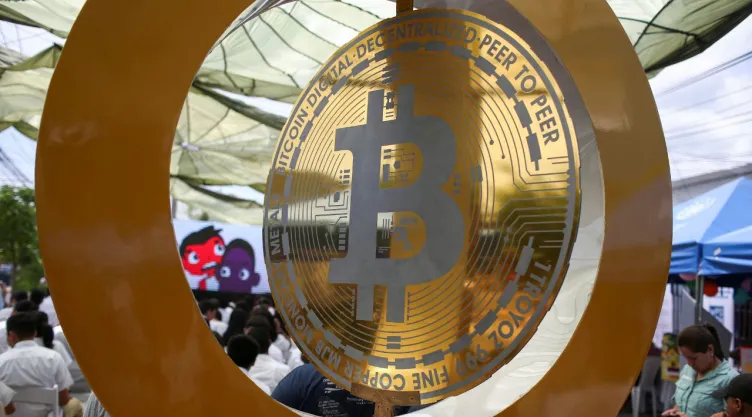 Bitcoin-El-Salvador-aniversario-moneda-de-curso-legal