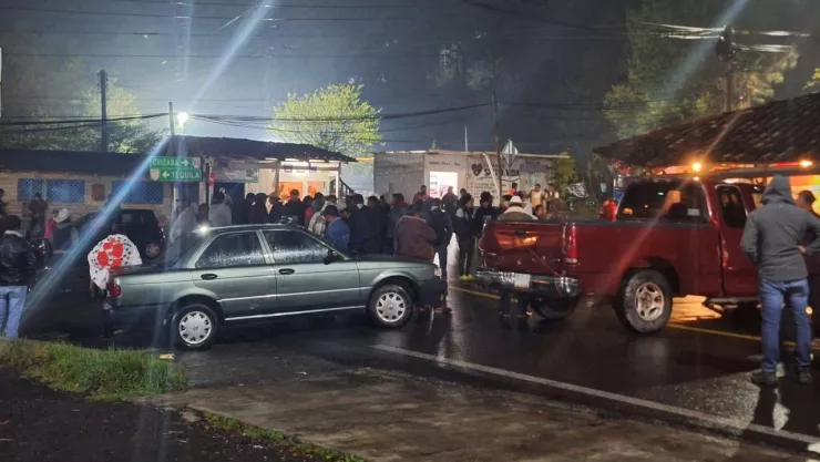 El bloqueo afecta la circulación hacia municipios de la sierra de Zongolica