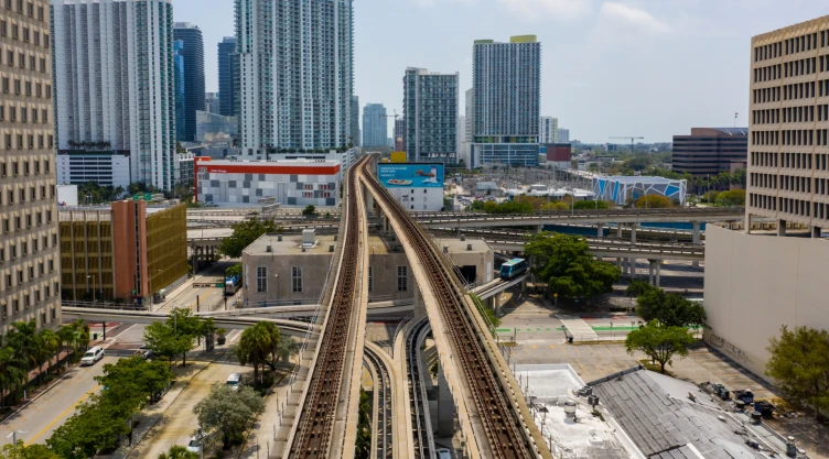 Los carriles del Metrorail en Miami con los edificios y la grandeza de la ciudad de fondo
