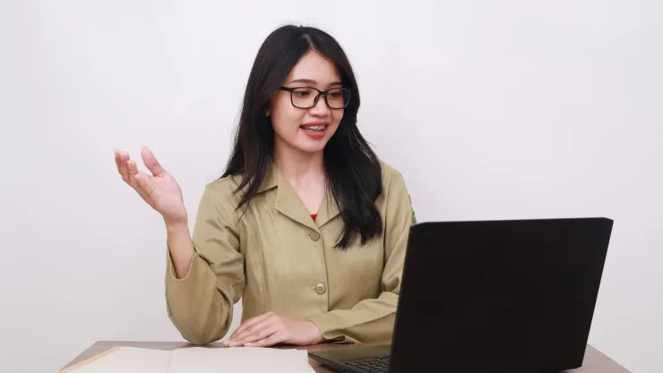¿Por qué hay personas que mueven las manos al hablar? La psicología responde