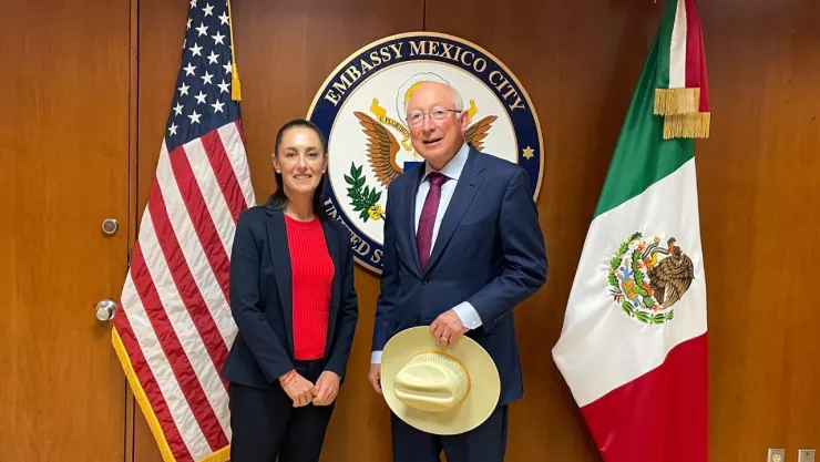 Ken Salazar felicita a Sheinbaum tras recibir constancia como presidenta electa de México