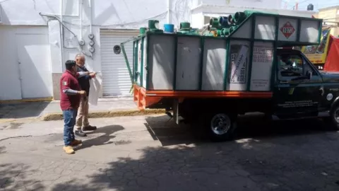 Camión con cilindros de gas.