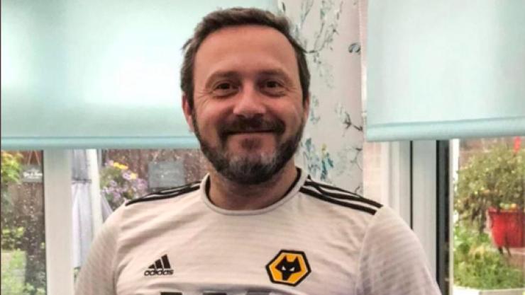 Wolverhampton regala jersey a hombre que simuló el uniforme con la blusa de su esposa