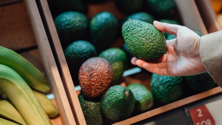 ¿Compraste un aguacate verde? Esta fruta es ideal ayudar en su maduración