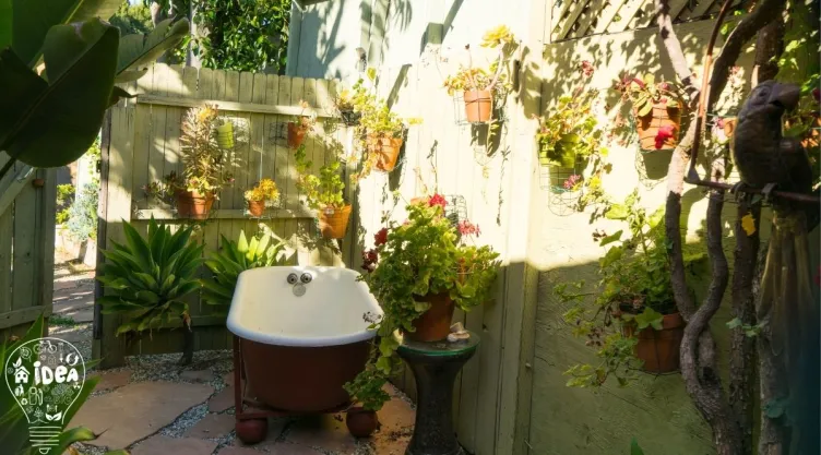 Así puedes crear un decorado para la pared de tu jardín con materiales reciclados, según la IA.jpg