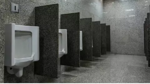 Conserje grababa a niños en los baños de la escuela.jpg