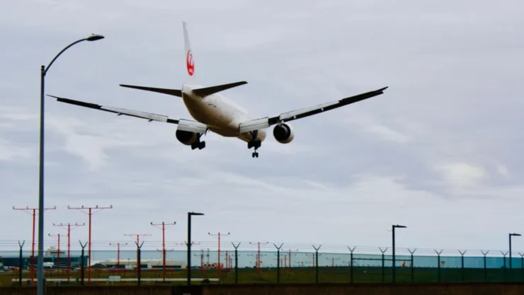 Mujer muere en avión por Covid-19