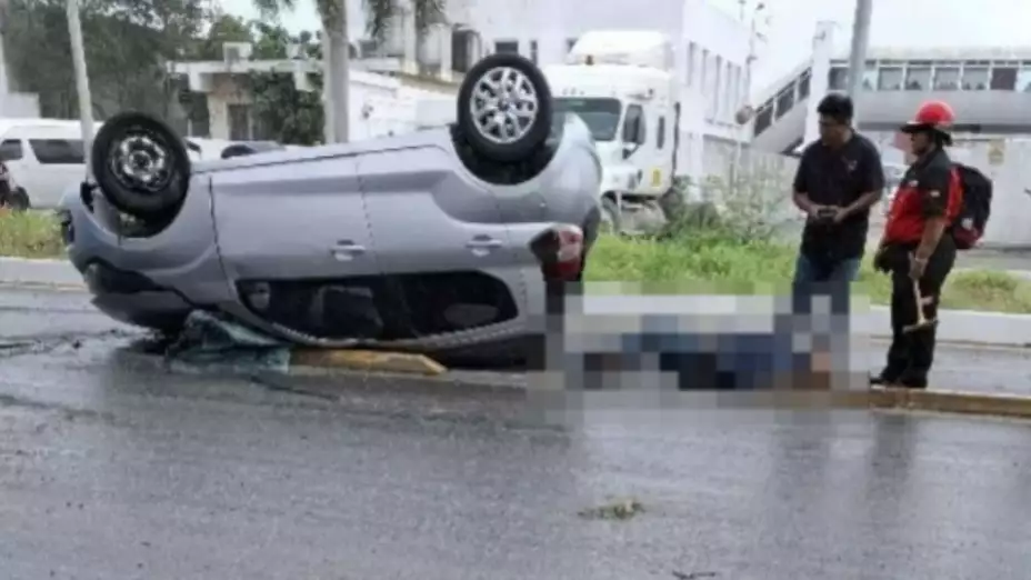 FUERTE ACCIDENTE en la Carretera Umán; volcadura de vehículo