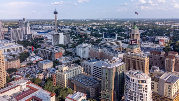 una vista del paisaje urbano de San Antonio, TX.