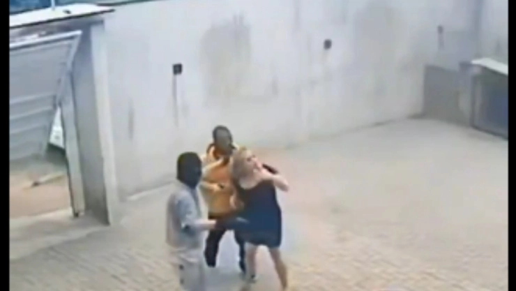 Mujer enfrenta a delincuentes a balazos para frenar el secuestro de su esposo.