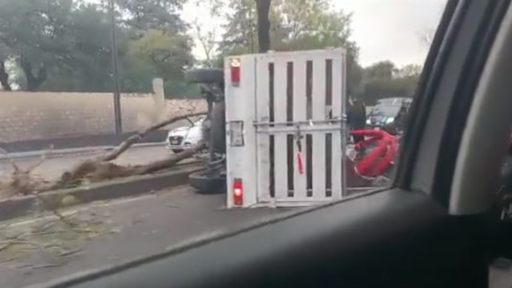 Camioneta de carga volcó