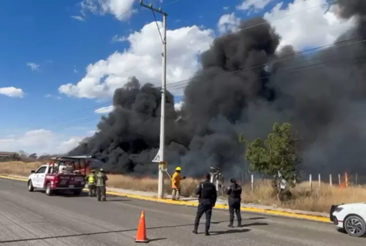 VIDEO: Fuerte incendio causa alarma en carrera a Valsequillo en Puebla hoy; captan columna de humo