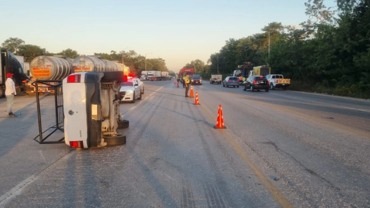 Accidente en Cancún HOY_ Auto de carga se volca y deja personas lesionadas en la carretera 108