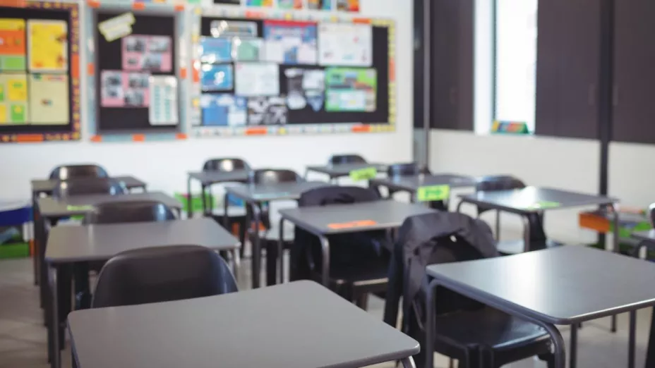 Salón de clases vacío en escuela