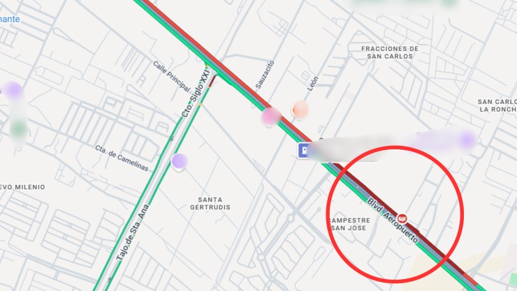 Choque en bulevar Aeropuerto caos vial en la entrada a León hoy sábado