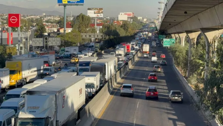 Manifestantes cierran la autopista México-Querétaro