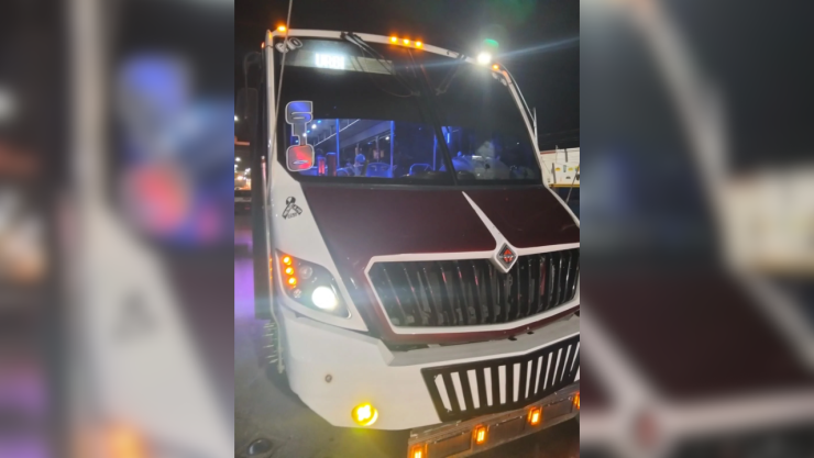 Sancionan a chofer del transporte público por usar celular mientras conducía en Chihuahua.