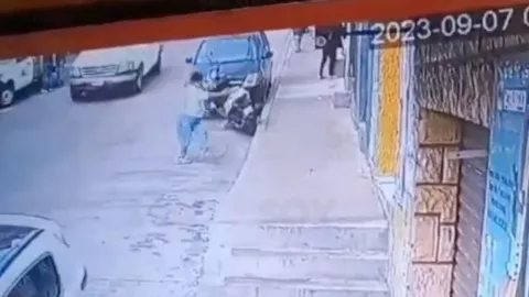 Mujer se salva de ser arrollada por auto