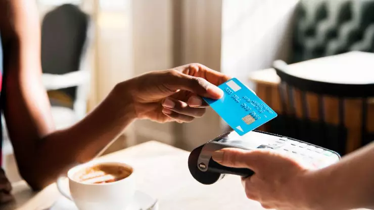 Estas son las razones por las cuales tu banco podría bloquear tu tarjeta de débito o crédito.