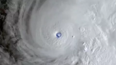 VIDEO Así se ve el ojo del poderoso huracán Melissa categoría 5 desde el espacio