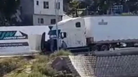 Tráiler queda varado en Libramiento Rosas Magallón.png