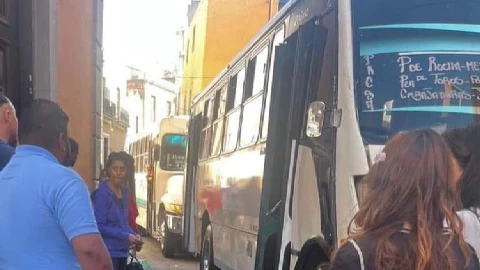 Cobrador muere atropellado por camión urbano en centro de Guanajuato capital, hoy 30 de octubre.